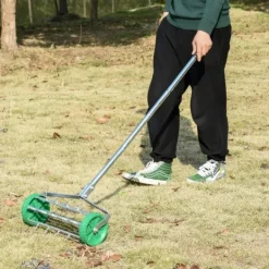 Rootz Lawn Roller - Lawn Aerator - Handtagslängd justerbar - Hand Scarifier - Spiked Roller Lawn - Underhåll trädgård - Grön + Silver - 139 x 43,5 x 1 | CDON Trädgårdsverktyg